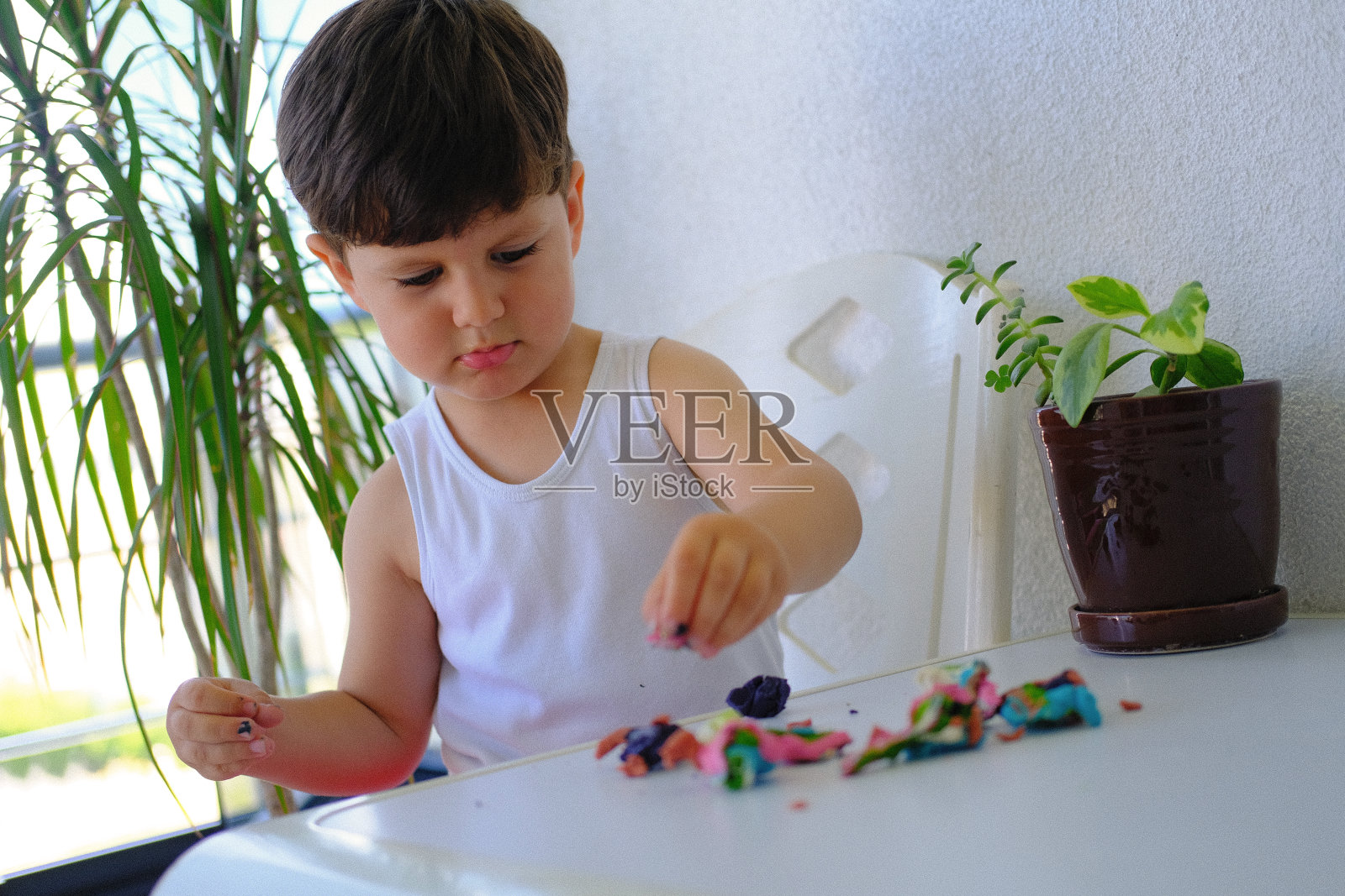 孩子玩着，学习着，玩着橡皮泥照片摄影图片