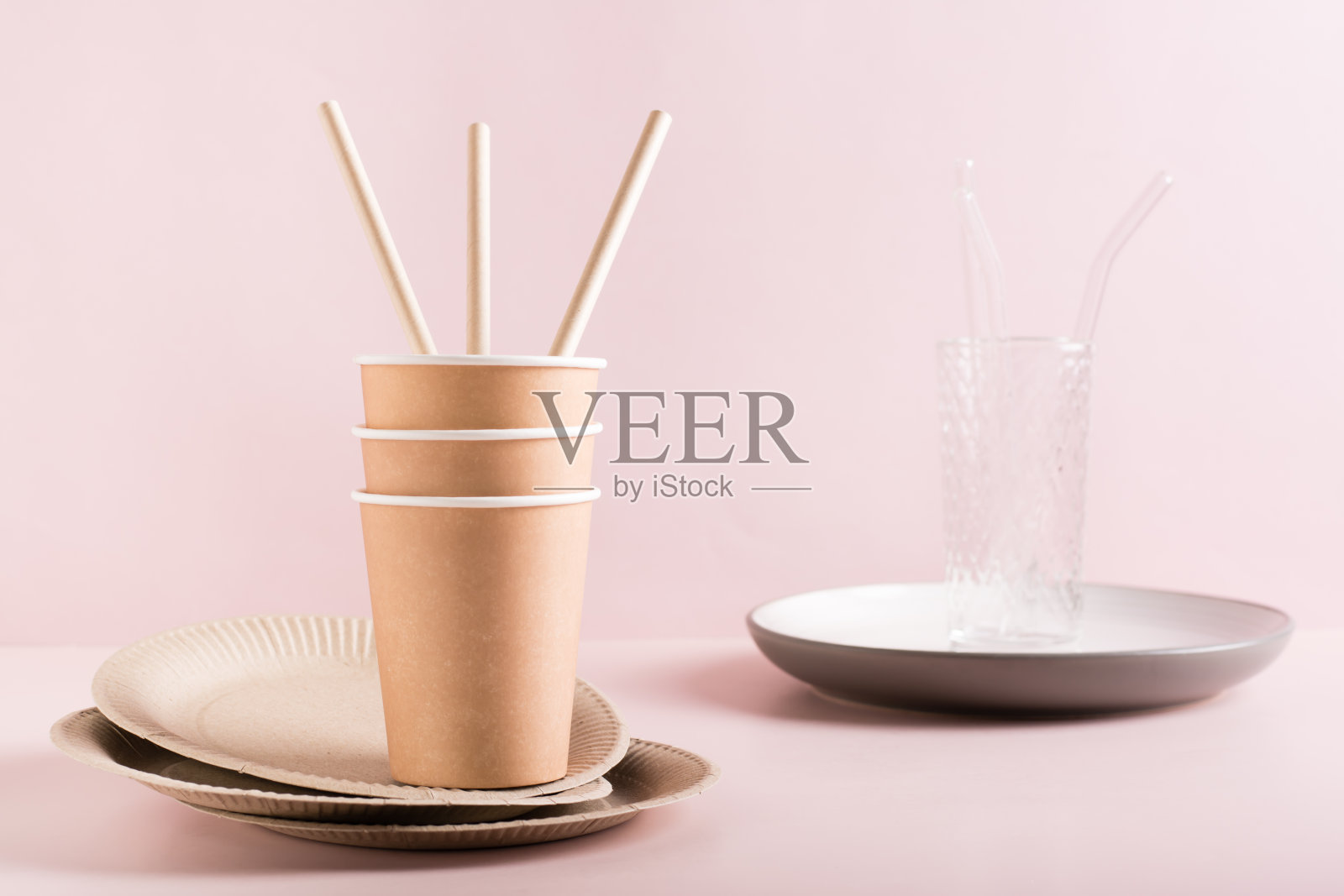 用一次性纸制餐具代替陶瓷和玻璃餐具。“零浪费”。照片摄影图片