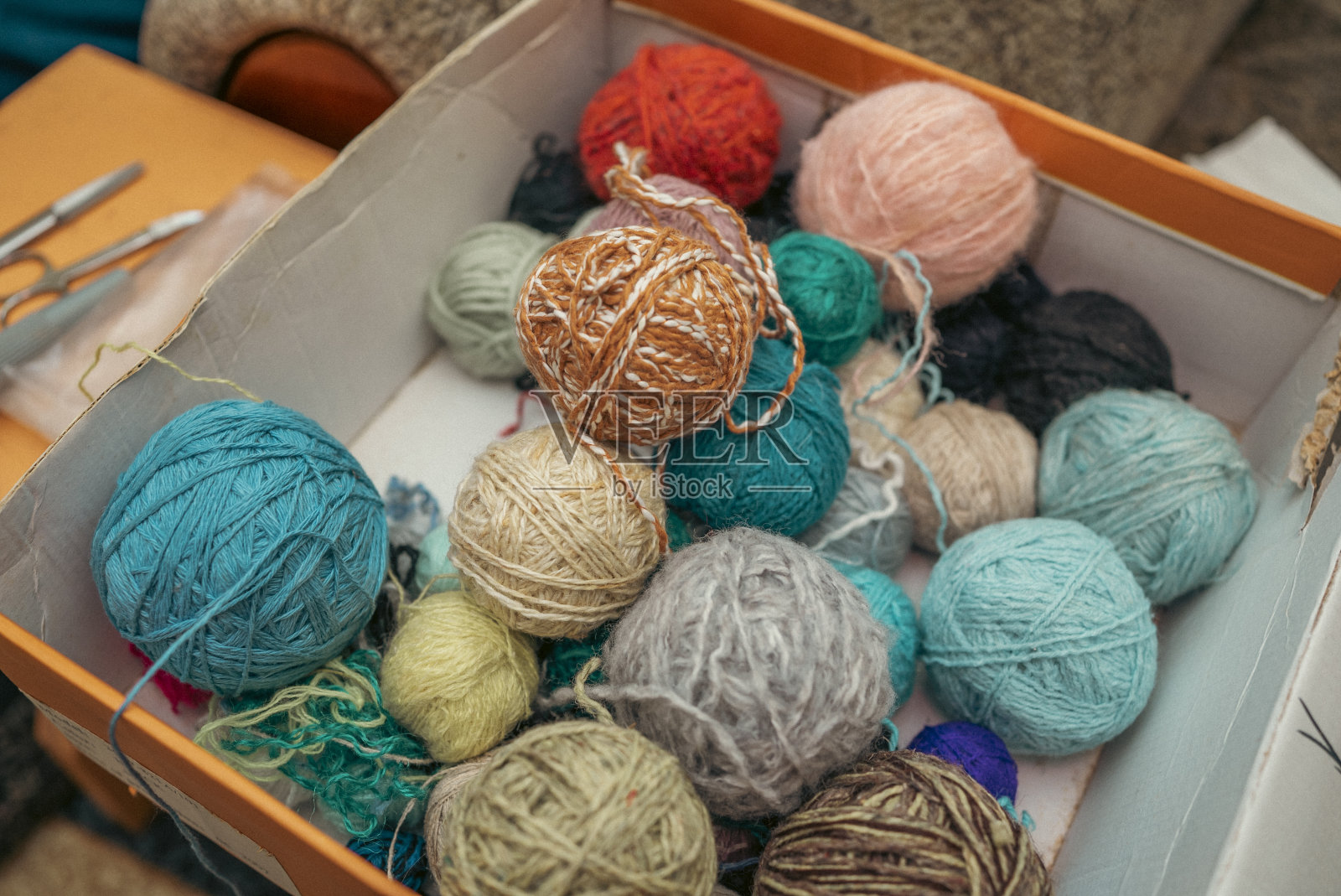 祖母用手织袜子。数码相机拍摄商业视频博客或视频博客的男子教师视频博客教练记录商业设备拍摄视频博客视频博客的概念照片摄影图片