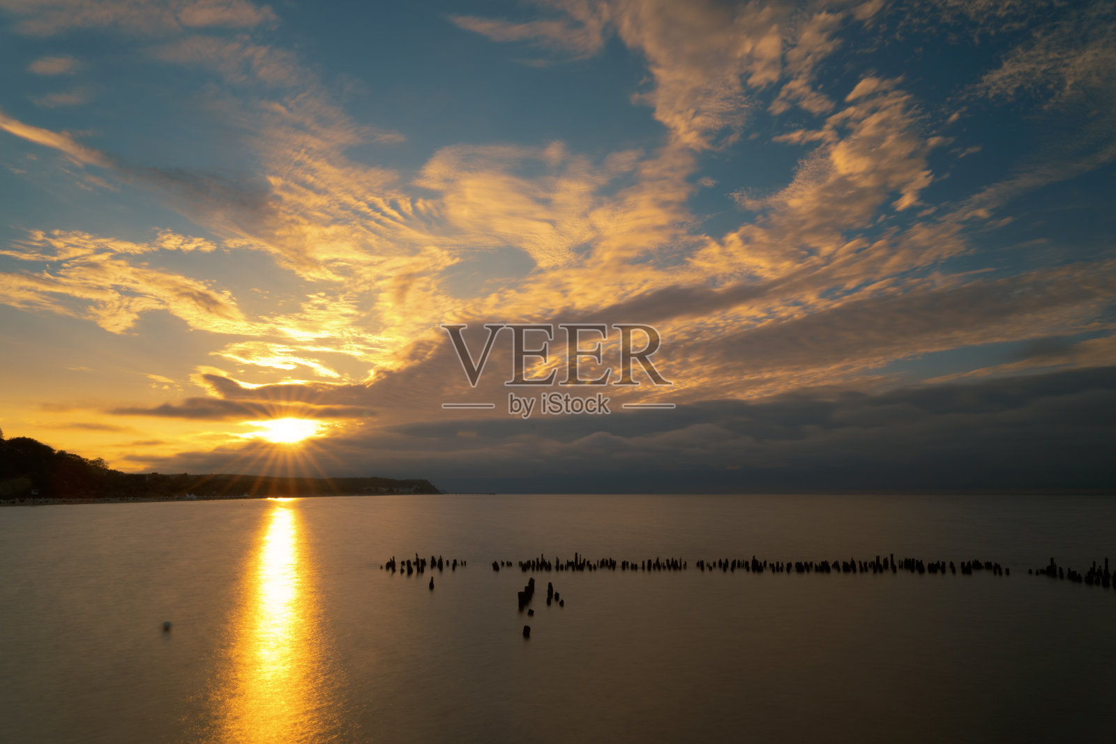 美丽的夕阳倒映在海面上照片摄影图片