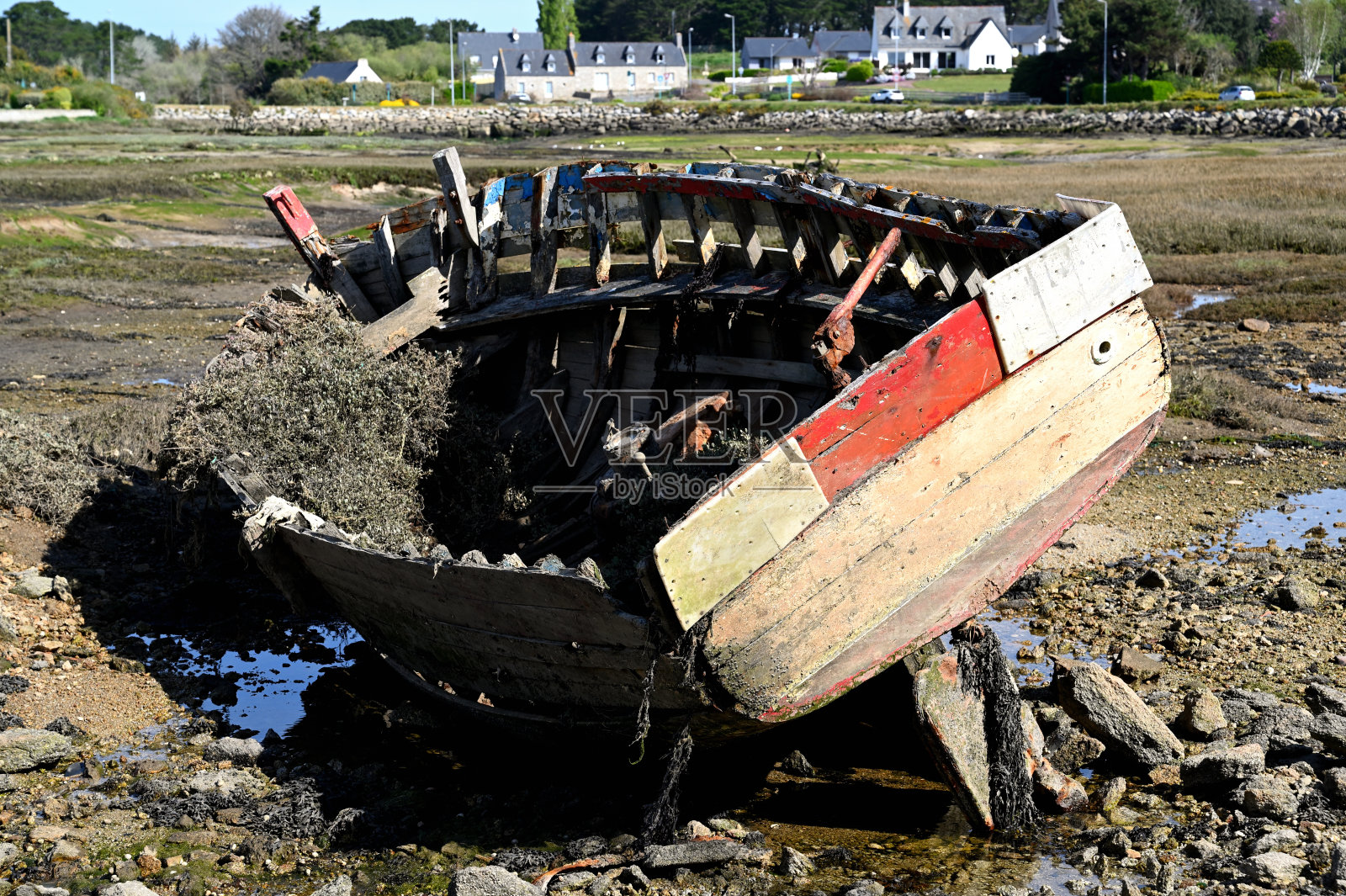 法国布列塔尼guilvinc的一艘船墓地照片摄影图片
