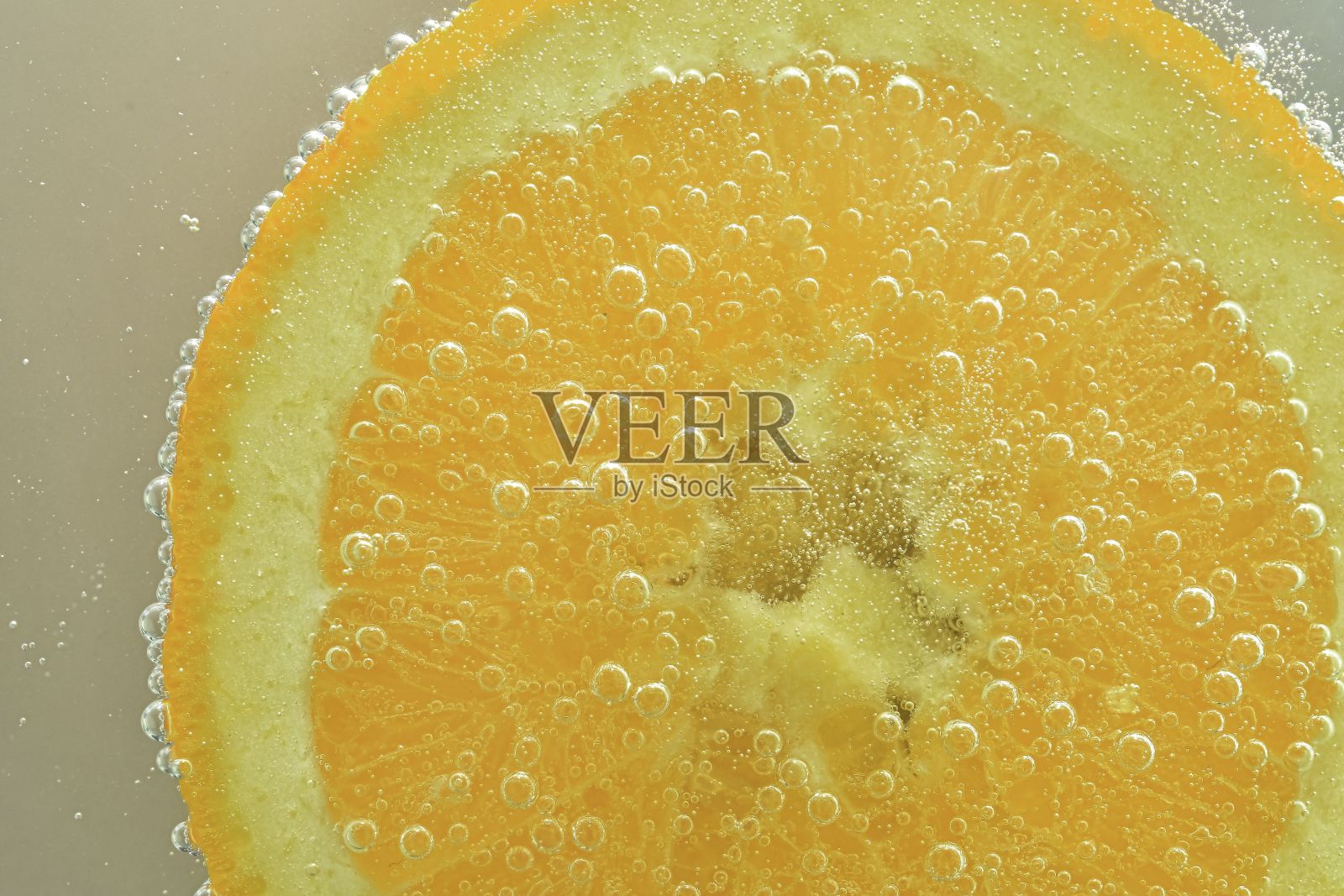 白底水橙片。带有气泡的液体中的橙色特写。将熟透的红橙子切片放入水中。水果在水中的微距图像照片摄影图片