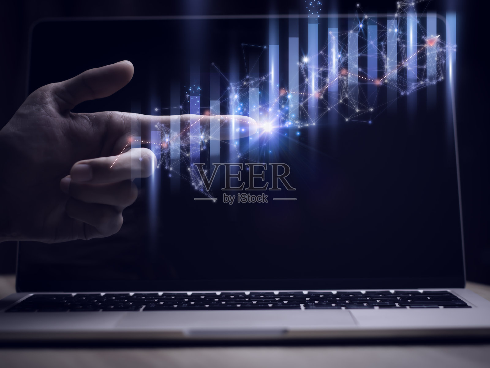 商人持有商业投资者的图形目标，在数字数据系统经理上分析经济和计算财务数据和长期投资和未来盈利能力的目标。照片摄影图片