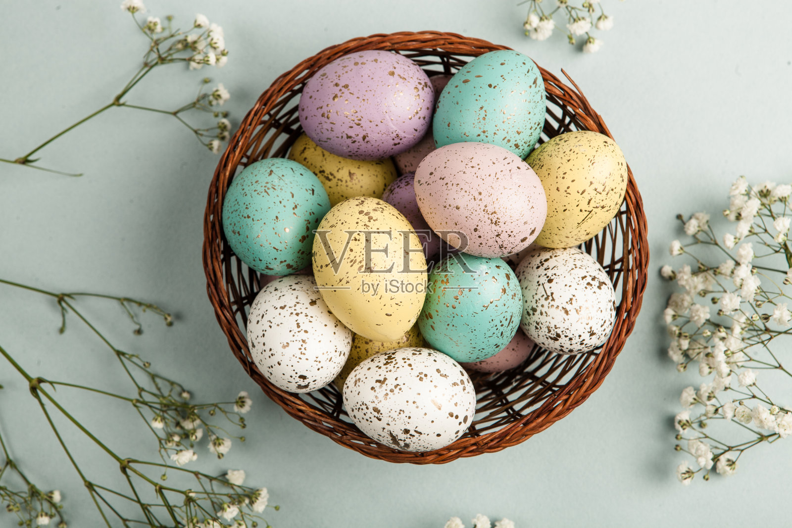 粉彩复活节彩蛋背景。春大卡。篮子里的复活节彩蛋照片摄影图片