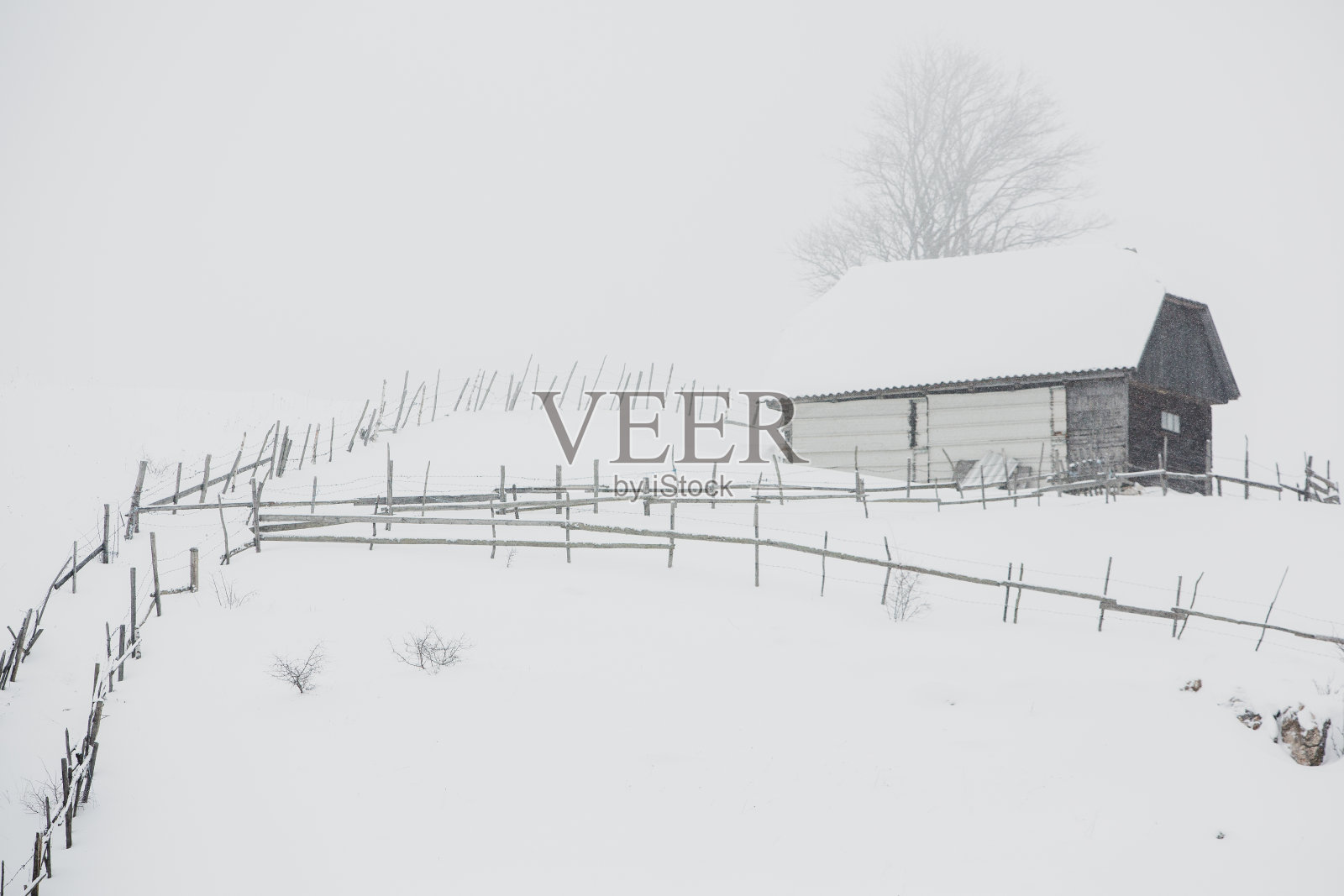 在罗马尼亚喀尔巴阡山脉的西尔内亚村，布拉索夫，一场丰富的降雪。真正的冬天，乡下有雪照片摄影图片