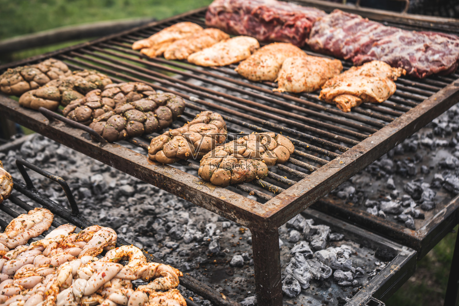 近距离的牛肾烧烤的煤炭准备与阿根廷风格照片摄影图片