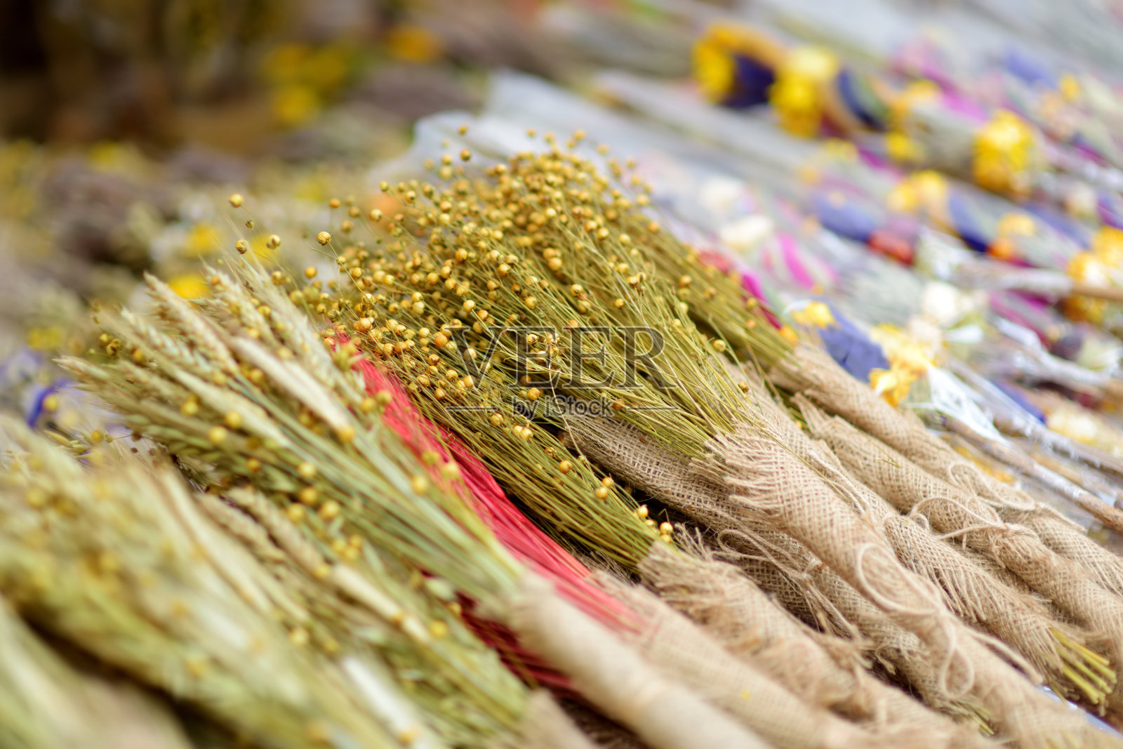 立陶宛维尔纽斯的复活节市场上出售的传统立陶宛复活节棕榈树照片摄影图片