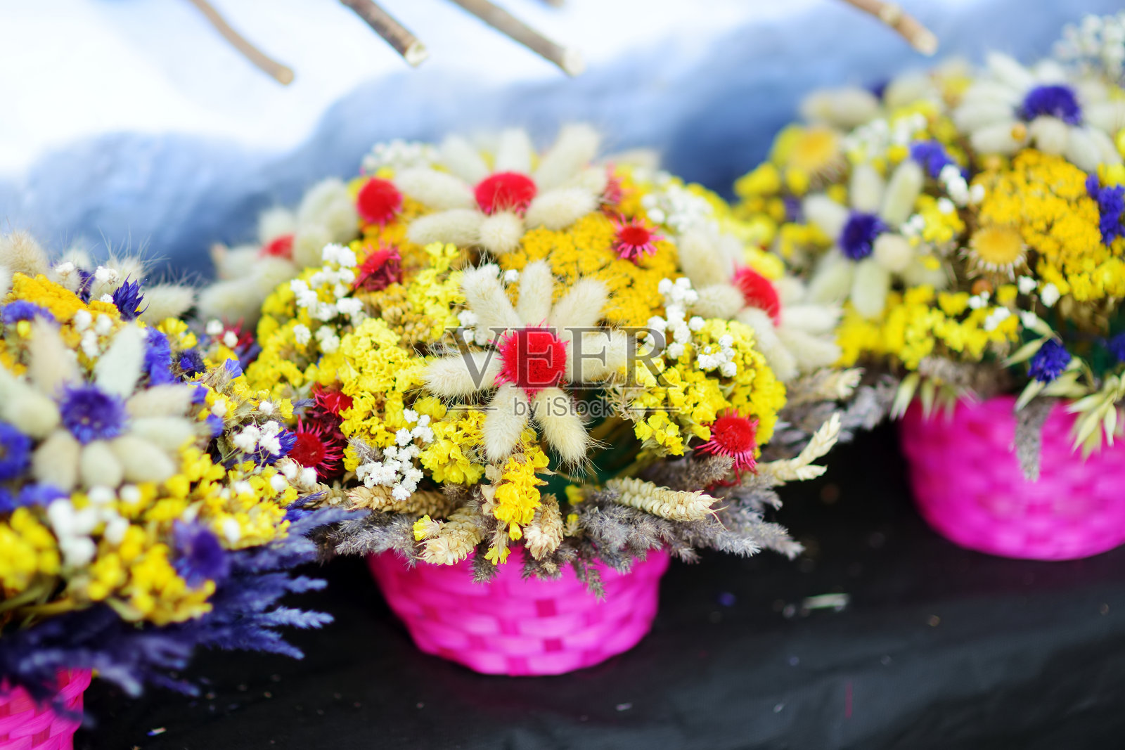 立陶宛维尔纽斯的复活节市场上出售的传统立陶宛复活节棕榈树照片摄影图片