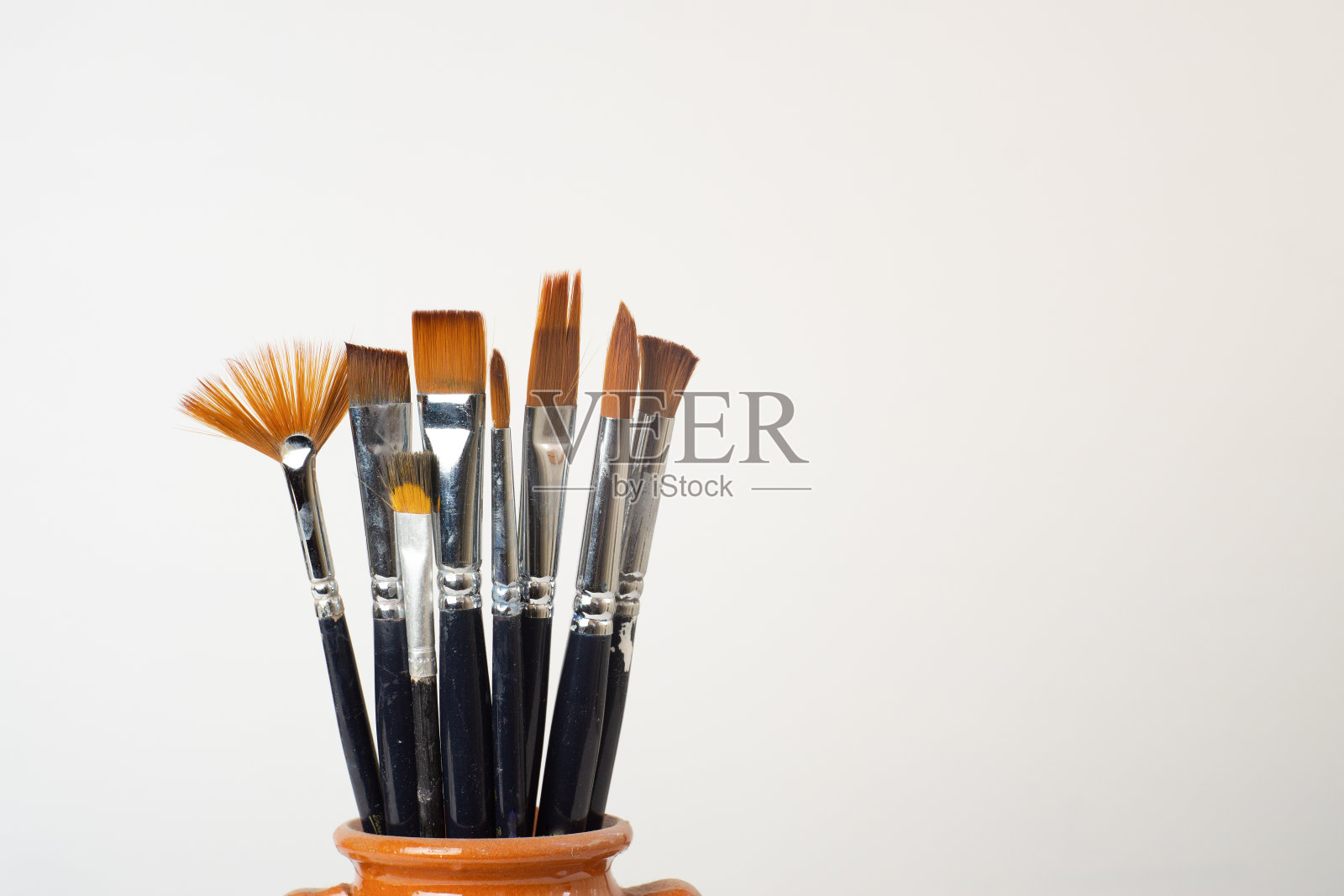 带刷子的陶罐照片摄影图片