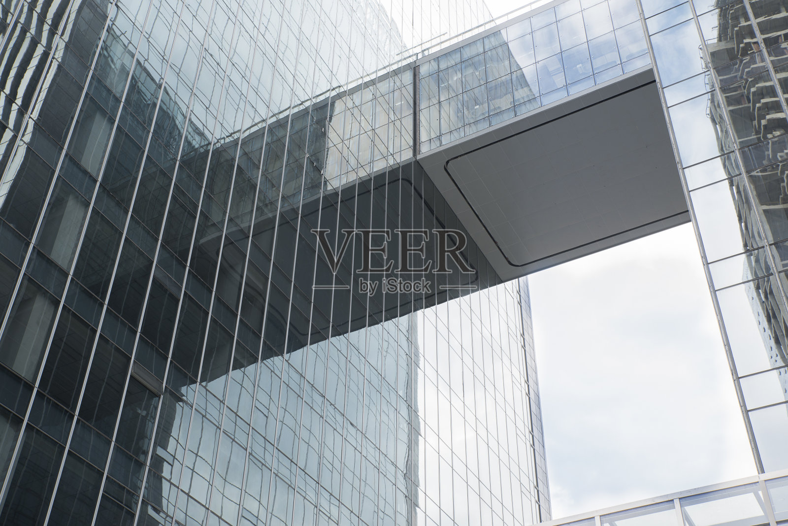 两个现代商业建筑之间的空中走道的低角度镜头照片摄影图片