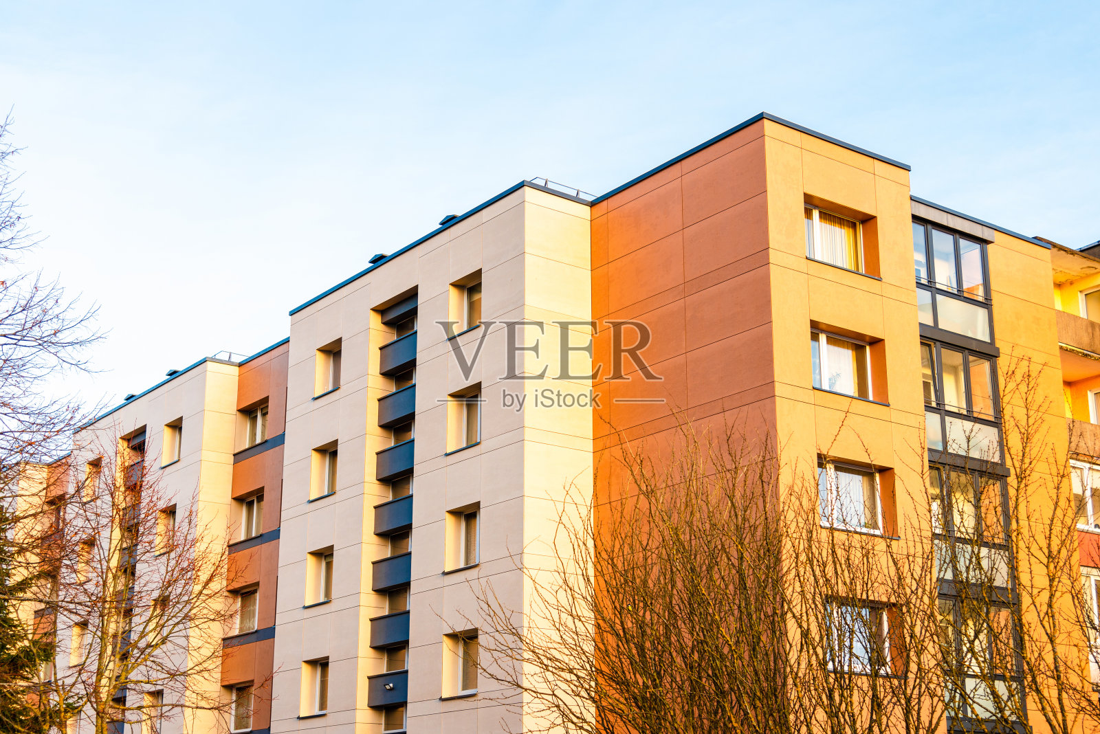 翻新和更新的公寓楼综合体。建筑有彩色的立面。修复了80年代的旧公寓楼。照片摄影图片