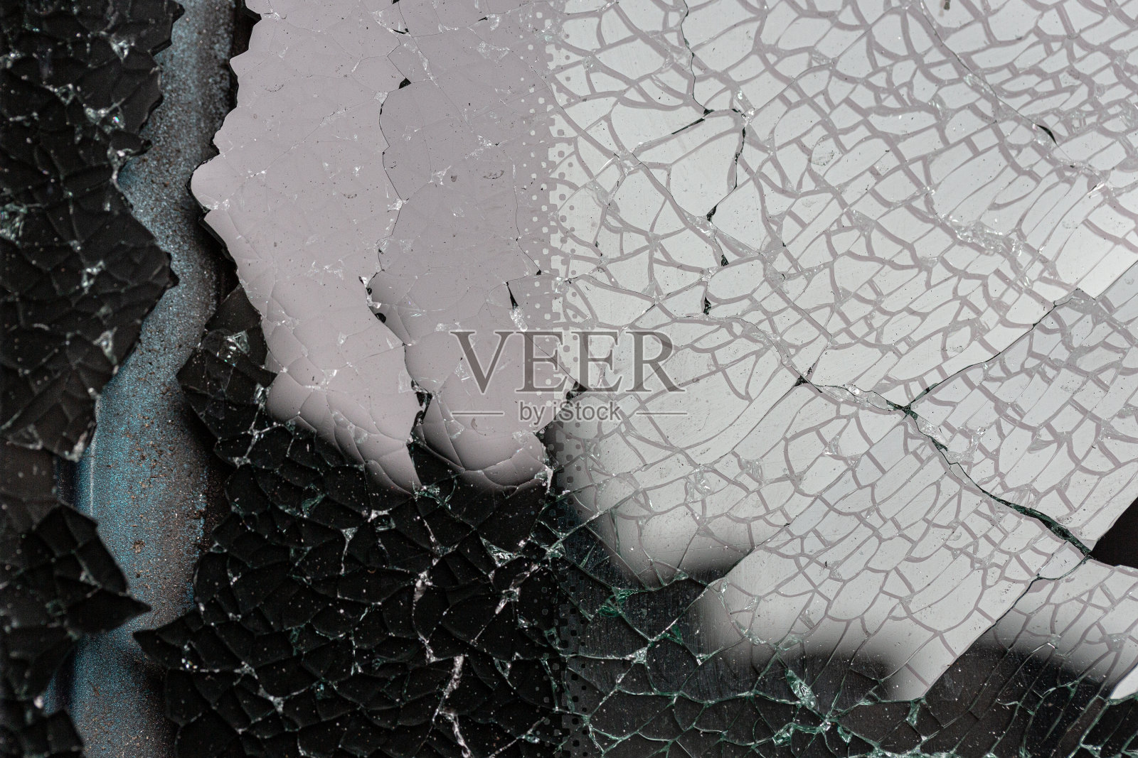 有裂缝的玻璃，有颜色渐变照片摄影图片