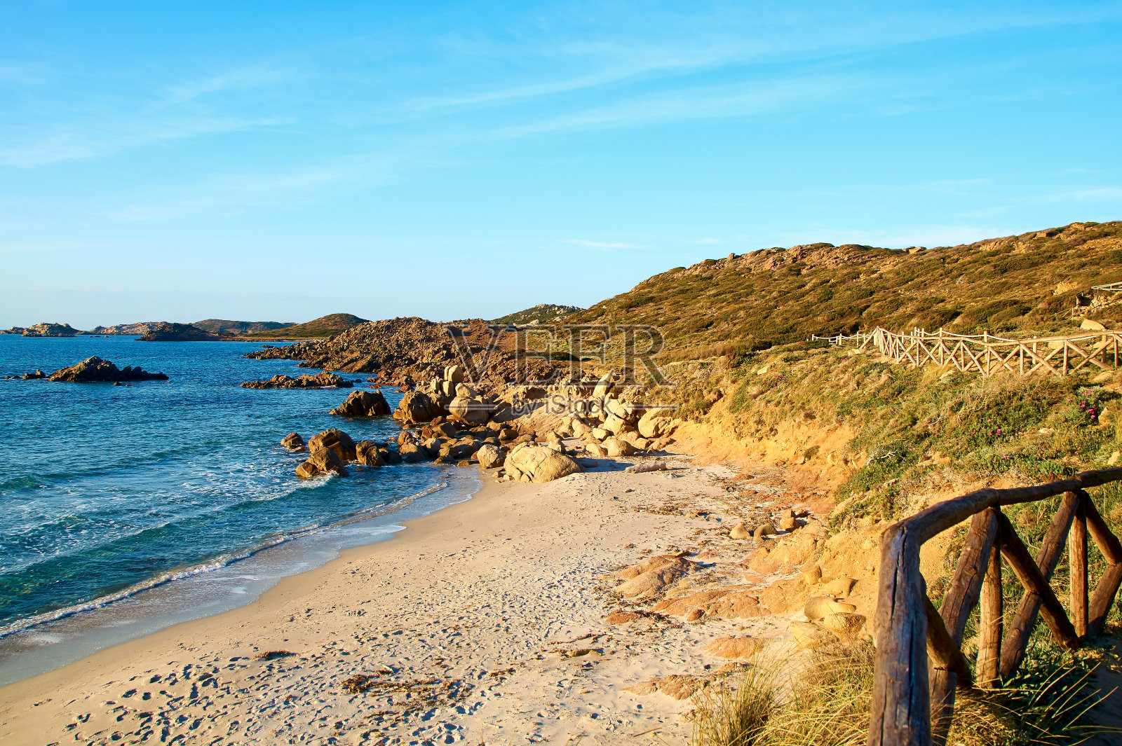 在晴朗的天空下，西班牙的Spiaggia Bassa Trinita海滩的风景照片摄影图片
