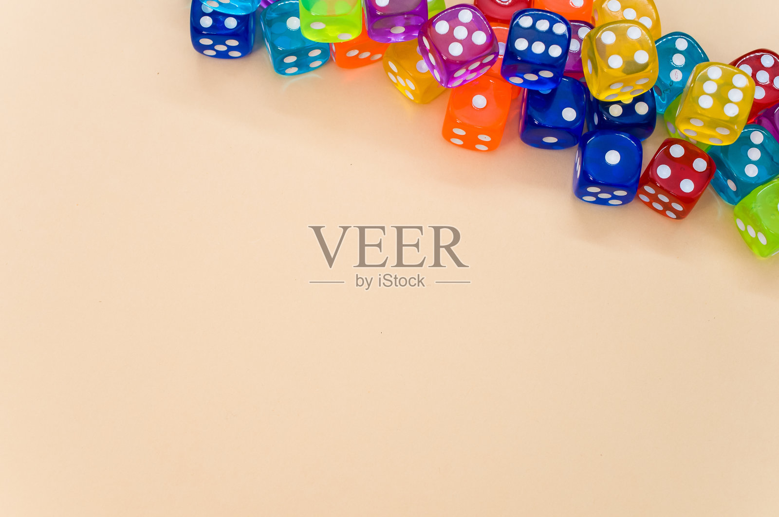 白色背景上彩色骰子的特写镜头照片摄影图片