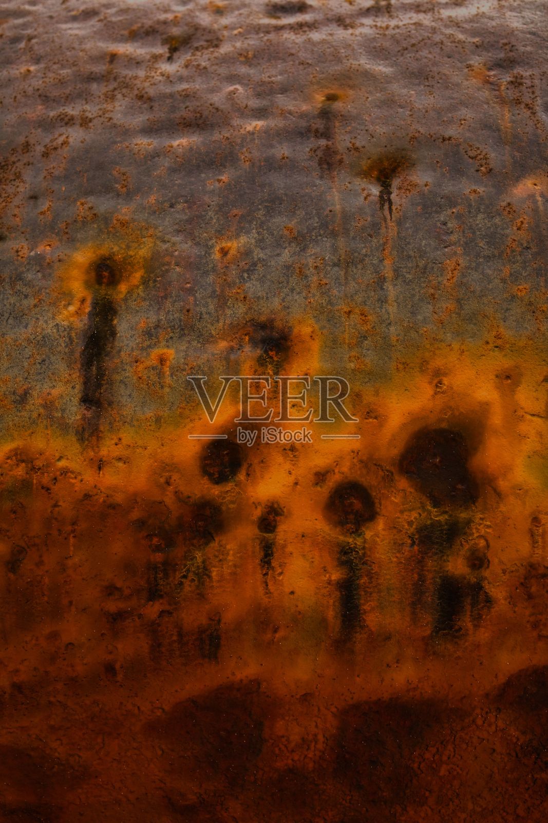 垂直特写的大腐蚀铁管在橙色和黑色照片摄影图片