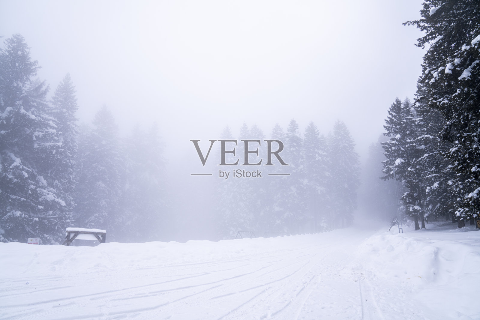 雾和雪山的冬季景观照片摄影图片