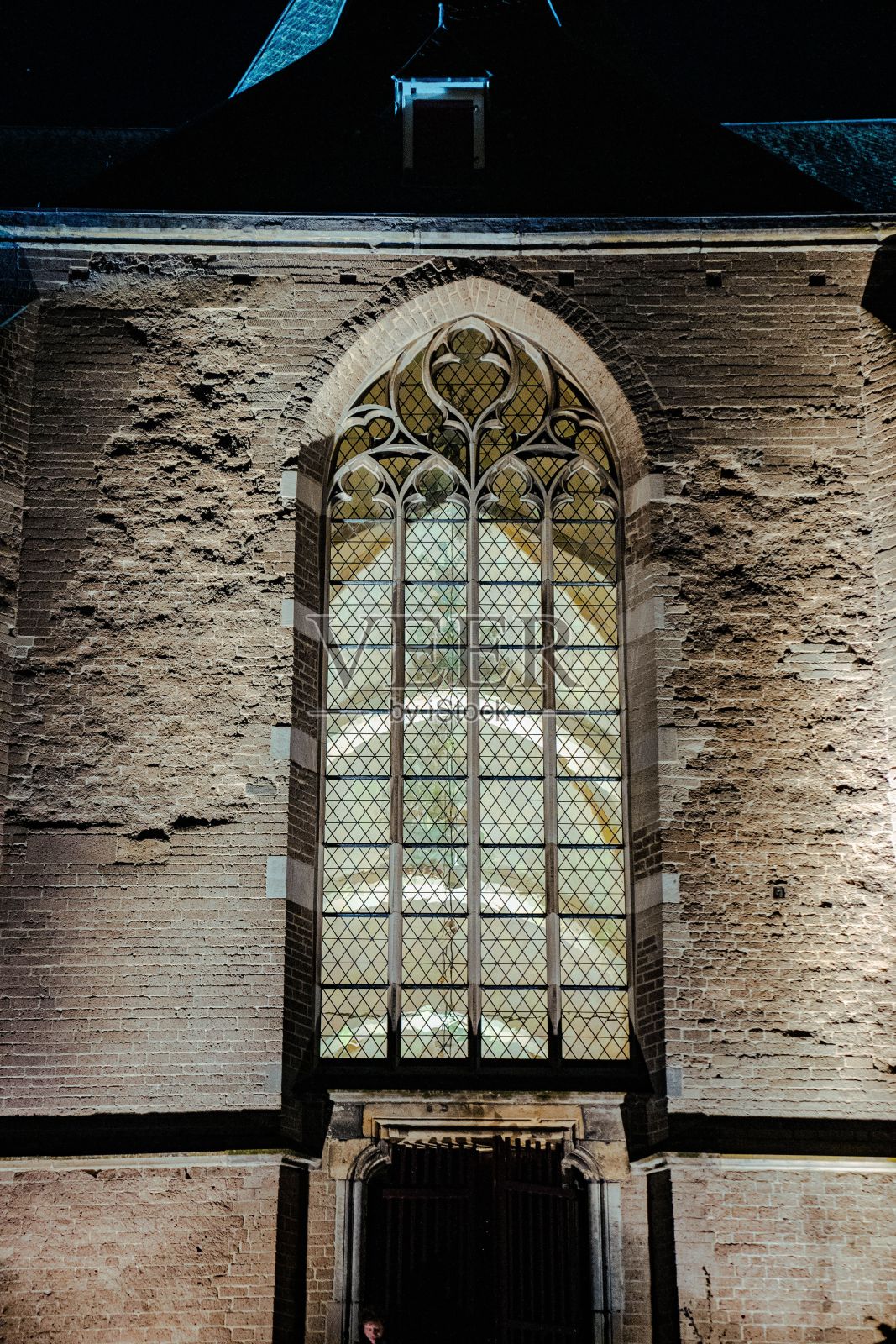 石墙上的哥特式窗户的垂直镜头照片摄影图片