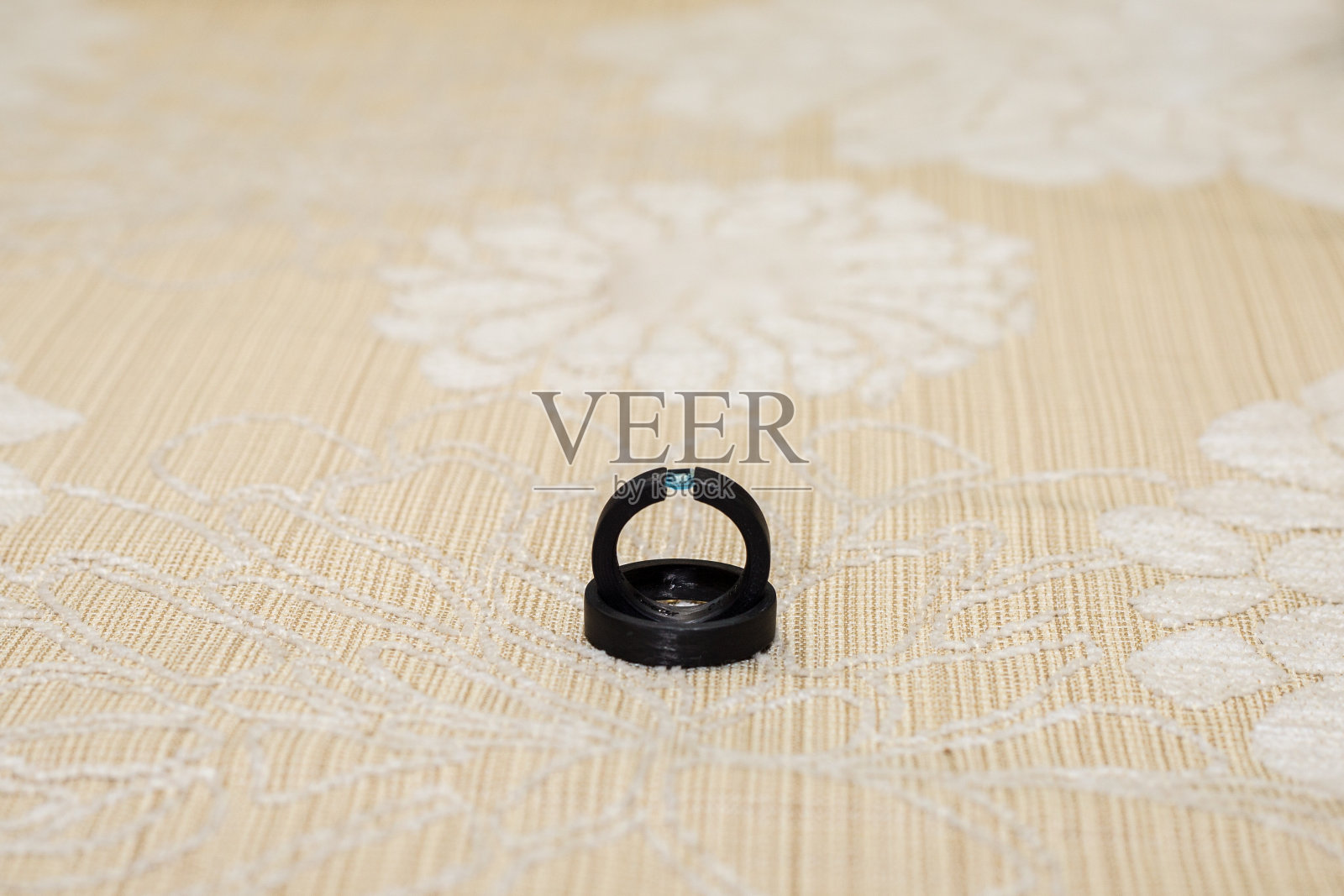 选择性聚焦在桌子上的一个黑环照片摄影图片