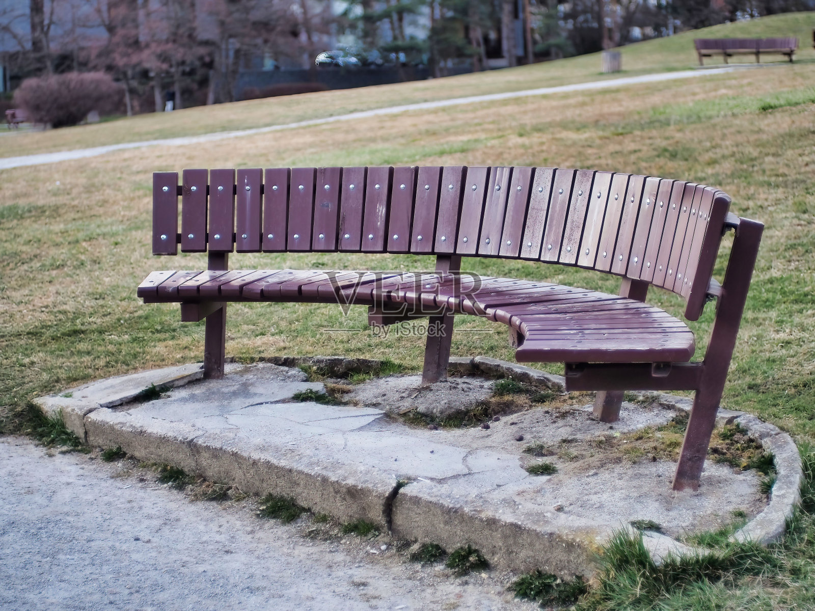 阳光明媚的日子里，公园里的木凳照片摄影图片