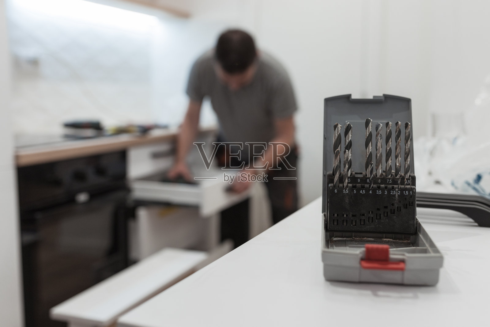 桌上的金锥盒照片摄影图片