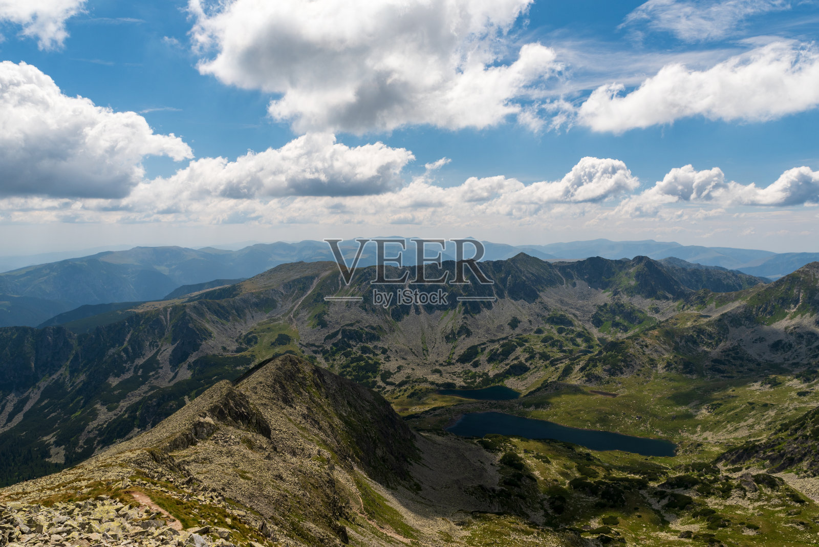 从罗马尼亚雷特扎特山脉的最高山峰——佩拉加山看风景照片摄影图片