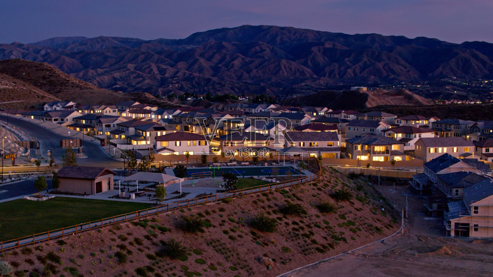 圣塔克拉利塔被照亮的房屋的航拍照片摄影图片