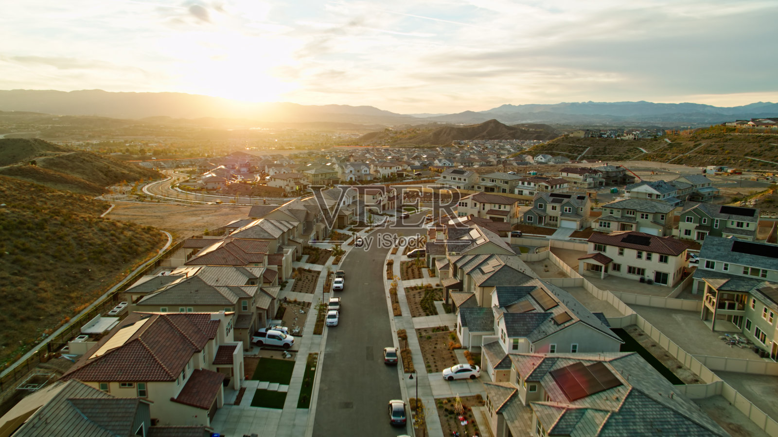 在加州圣塔克拉利塔的黄金时段，无人机在房屋上空拍摄照片摄影图片