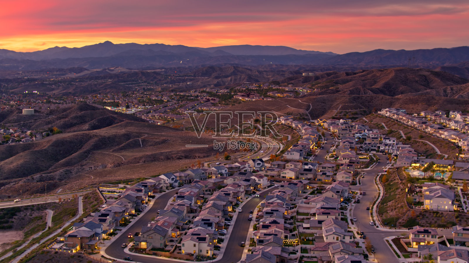 日落在圣塔克拉利塔，加州-鸟瞰图照片摄影图片
