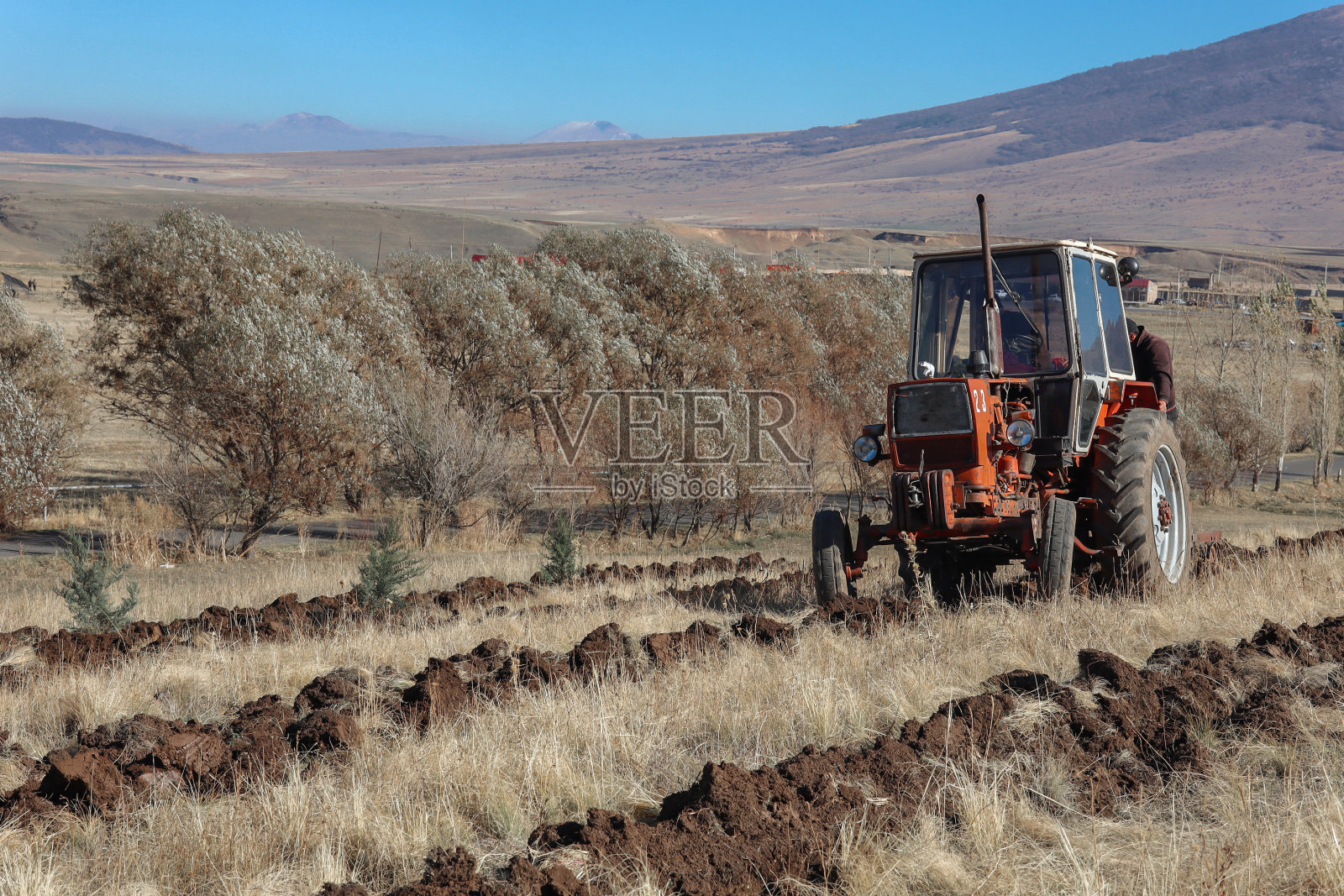 阿拉伊村的拖拉机。照片摄影图片