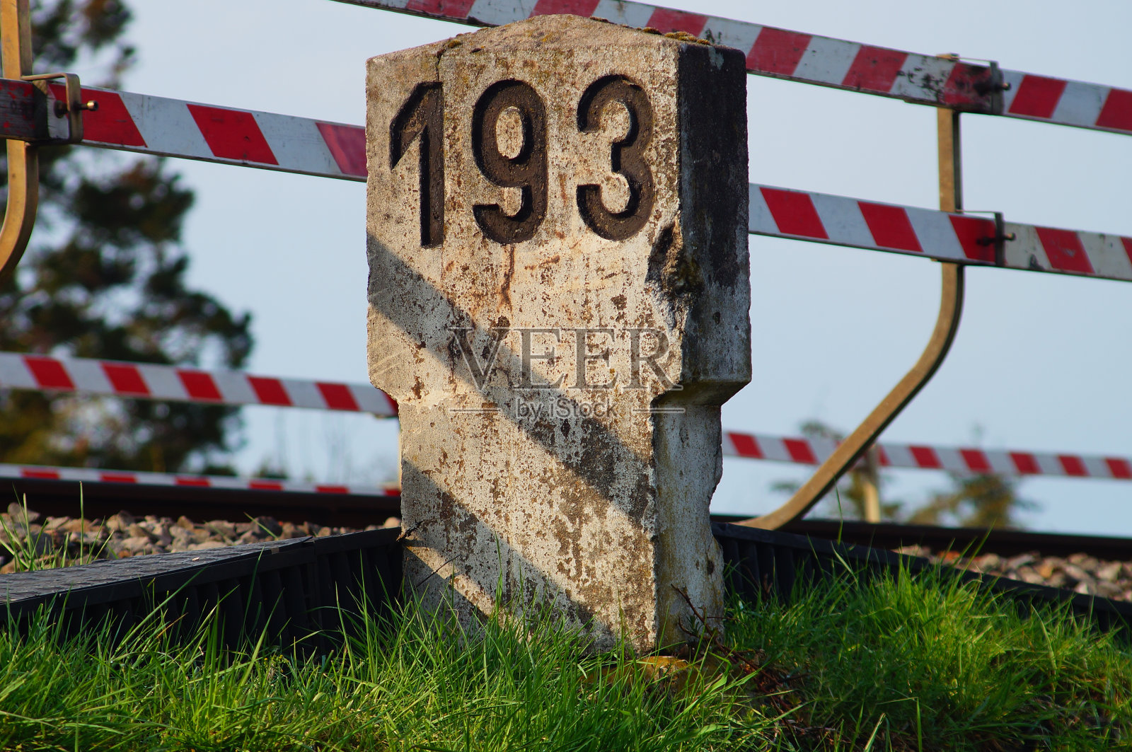 铁路上的一个古老的里程碑照片摄影图片