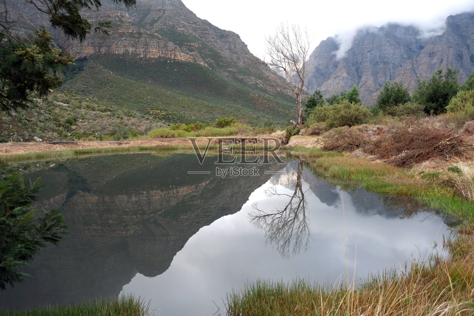 山上有个美丽的湖照片摄影图片