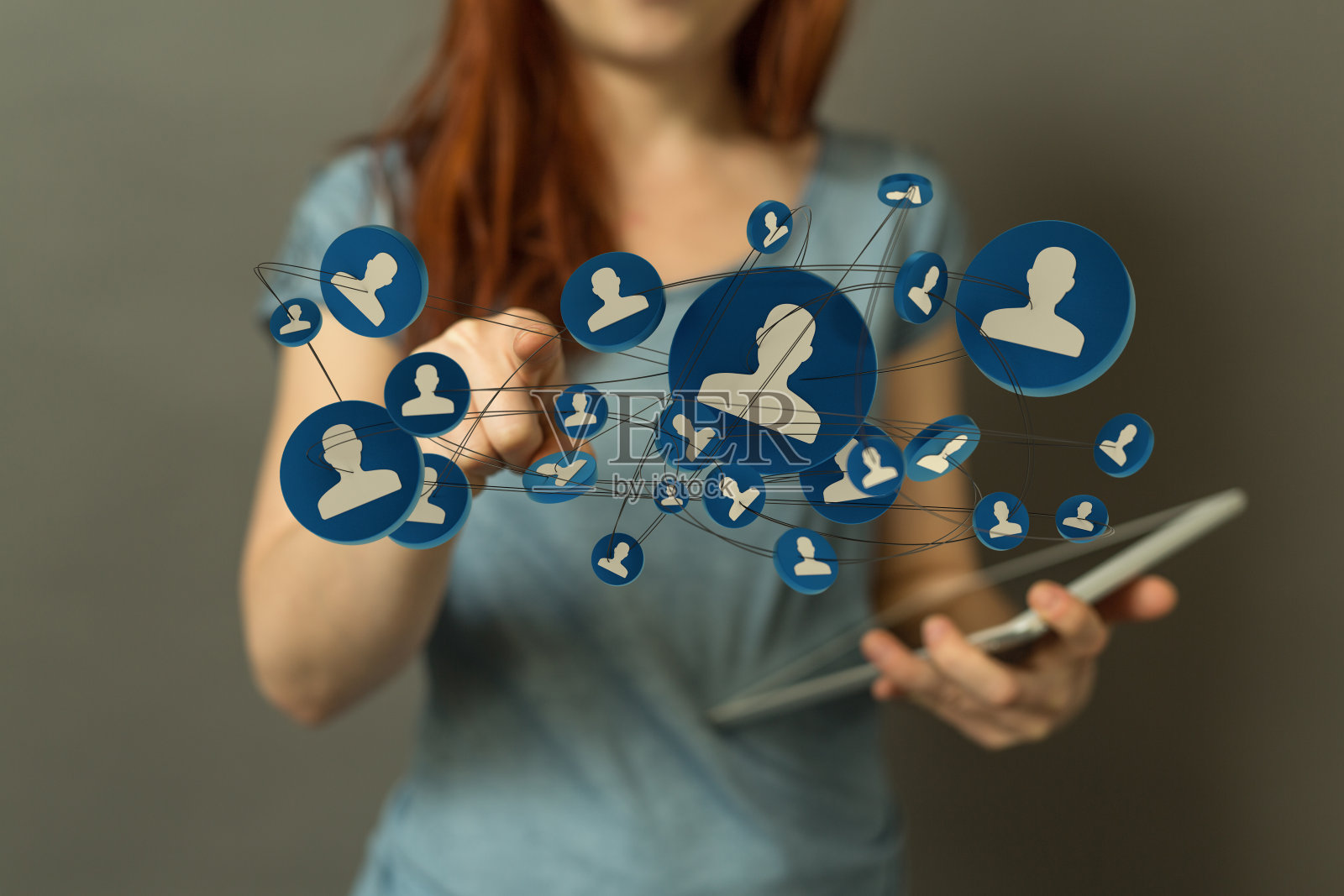 女性手与平板电脑显示互联网网络和数据数字概念的团队合作照片摄影图片