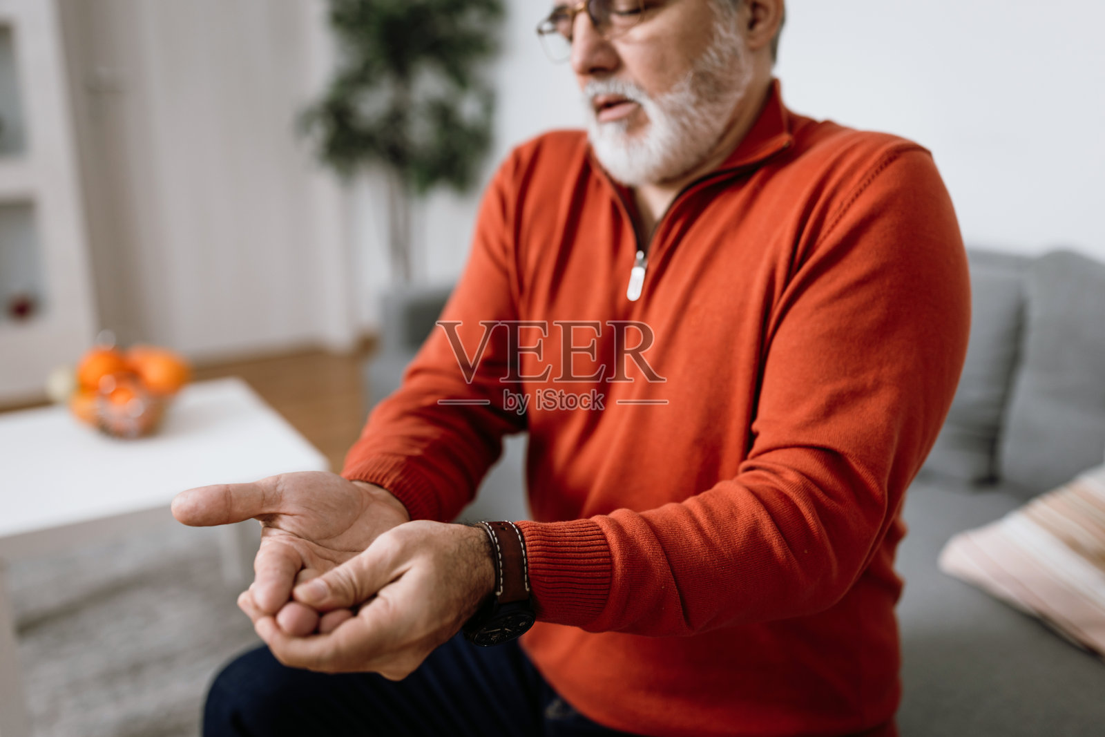 我的手抖得好厉害照片摄影图片