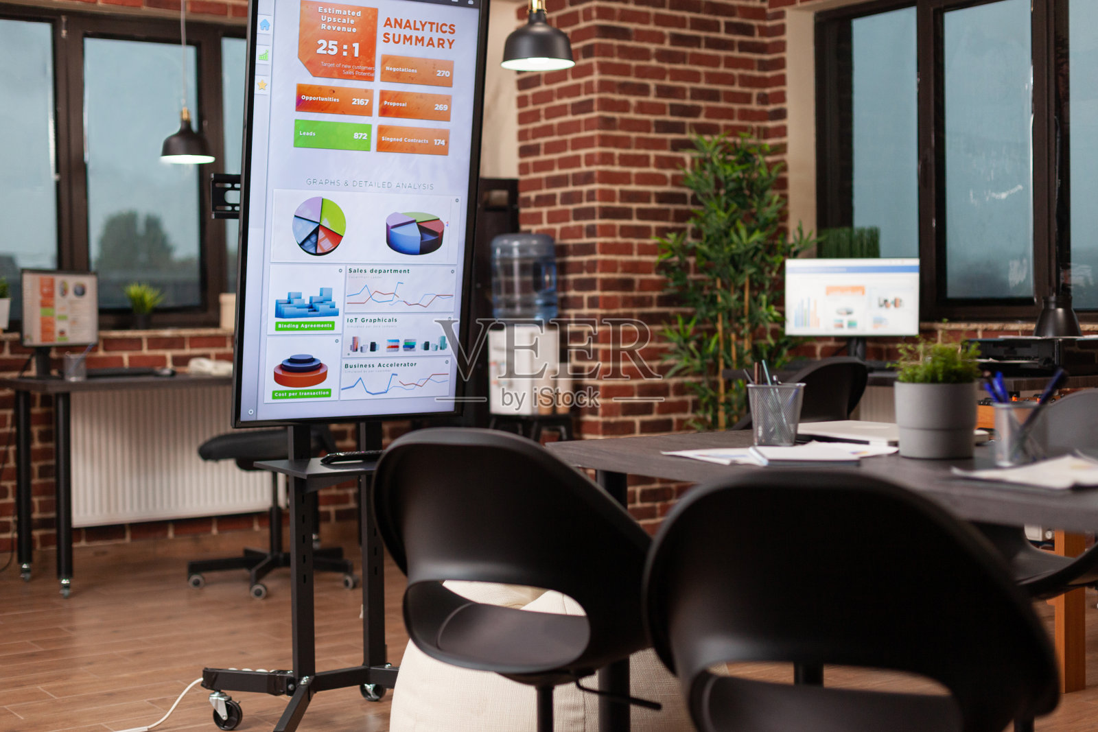 在财务会议期间，现代设计的空启动办公室照片摄影图片