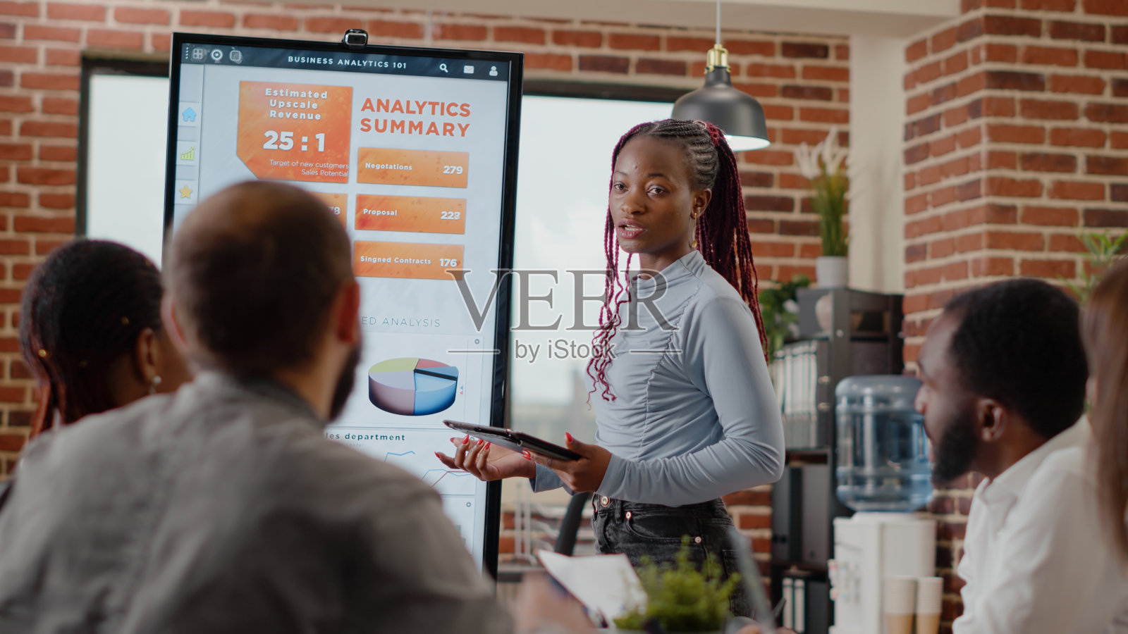 在简报会上做财务报告的妇女特写照片摄影图片