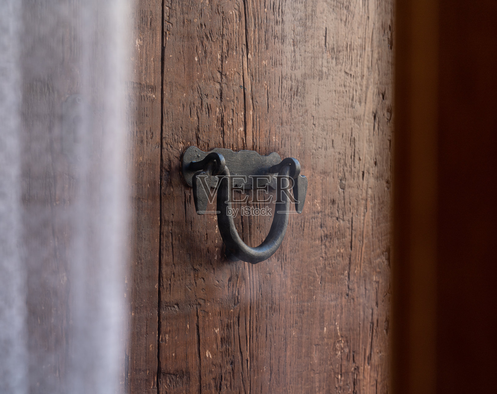 黑色的旧门把手放在棕色的木门上照片摄影图片