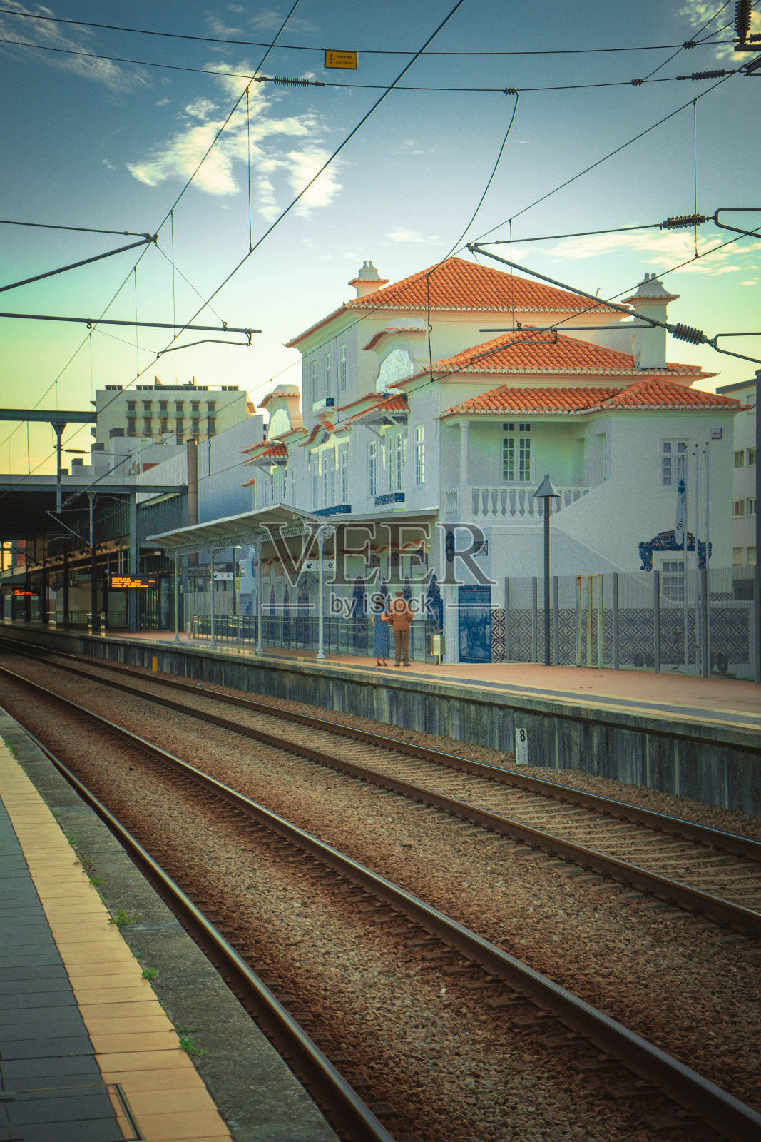春天村里有条铁路照片摄影图片