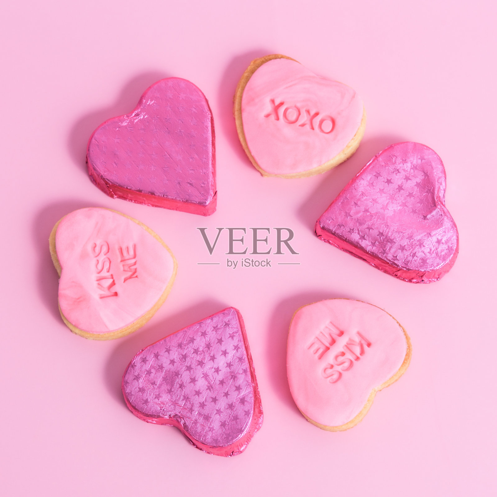粉红色背景的心形情人节饼干特写照片摄影图片
