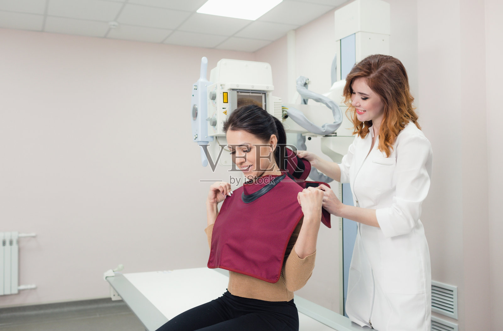 女放射科医生在医务室为女病人做手术前的准备工作照片摄影图片