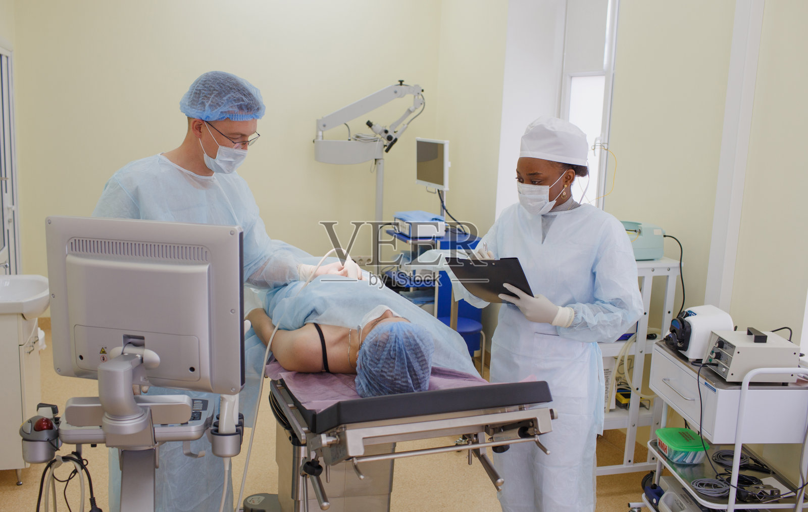 医生用超声波机检查病人。照片摄影图片