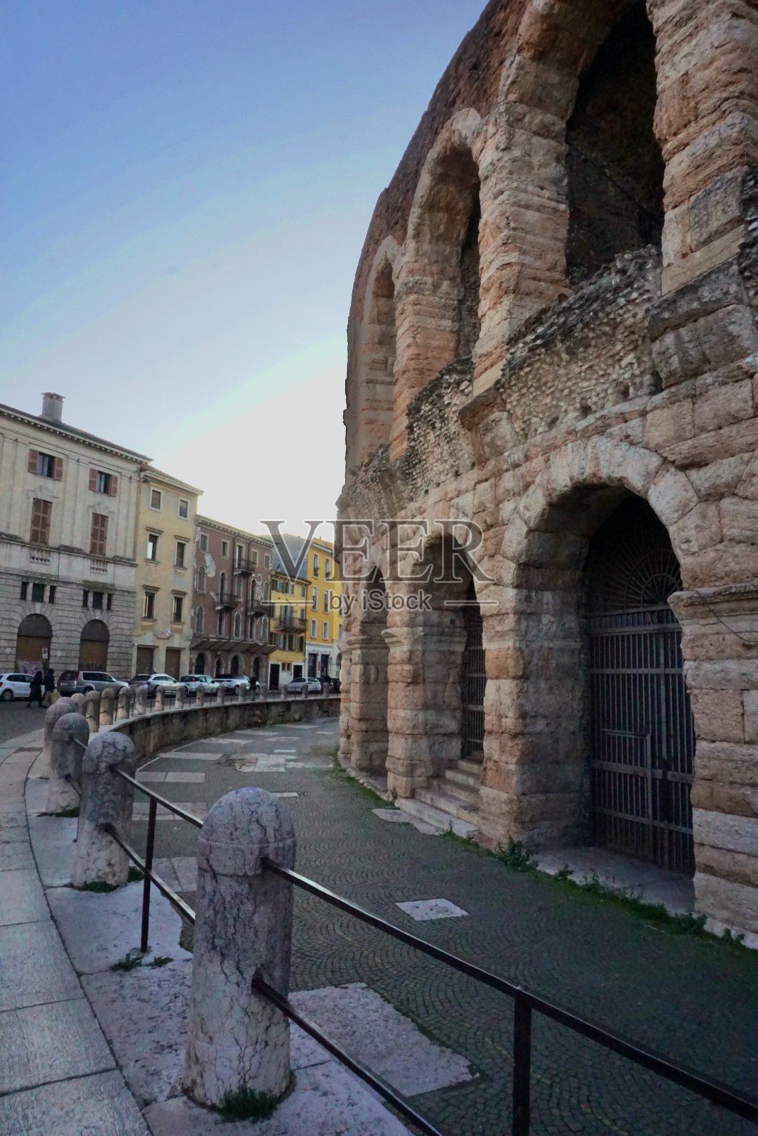 维罗纳竞技场(意大利语:Arena di Verona)是位于意大利维罗纳布拉广场(Piazza Bra)的罗马圆形剧场，建于公元30年。它至今仍在使用，并以在那里举行的大型歌剧表演而闻名于世。照片摄影图片