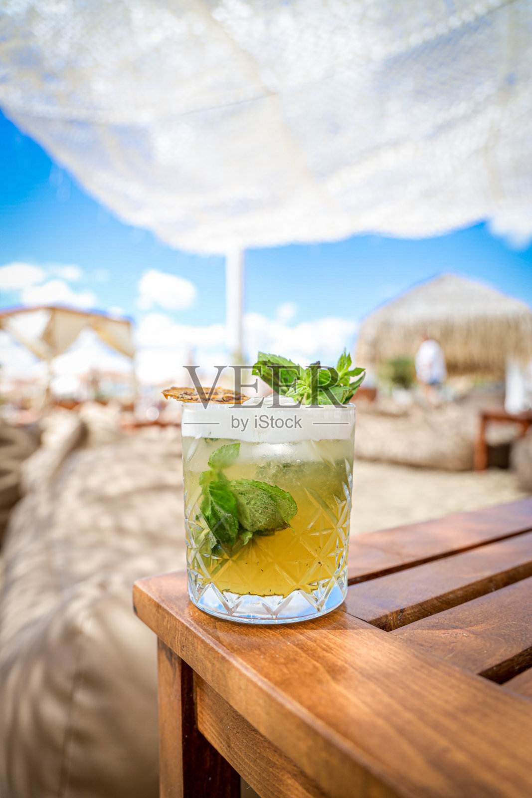 一杯莫吉托的垂直镜头照片摄影图片