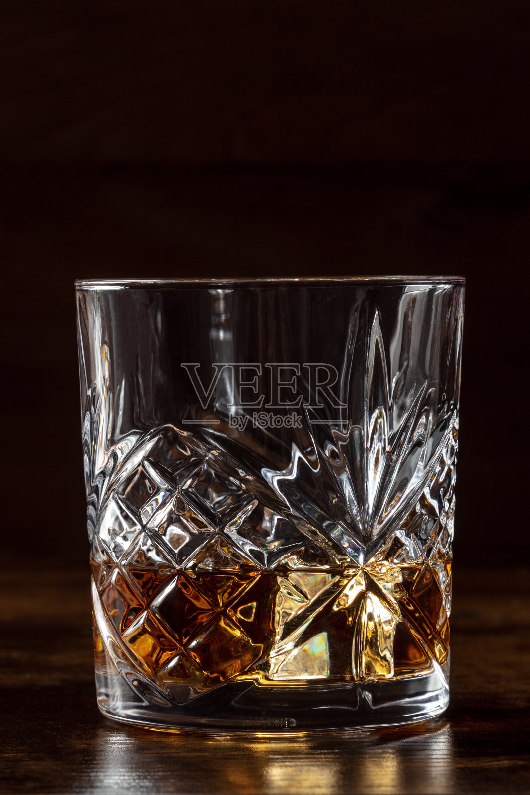 威士忌加冰。波旁威士忌加冰块，深色背景照片摄影图片