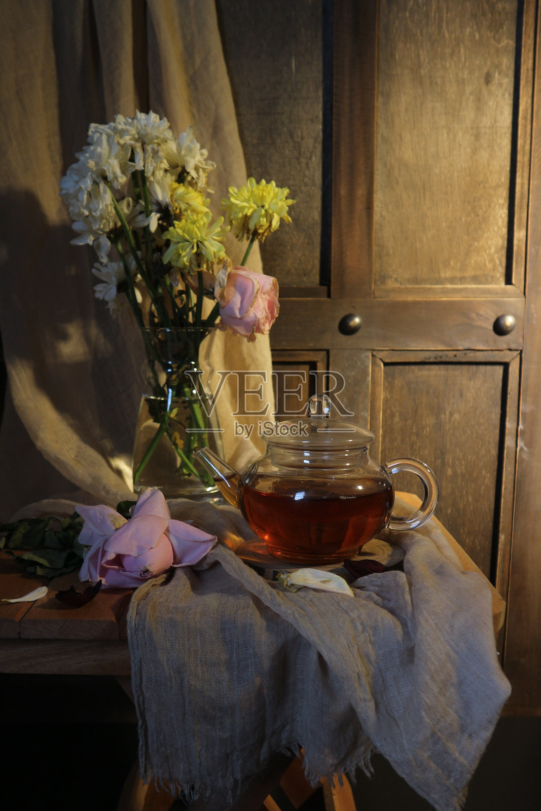花瓶、茶壶与木桌照片摄影图片