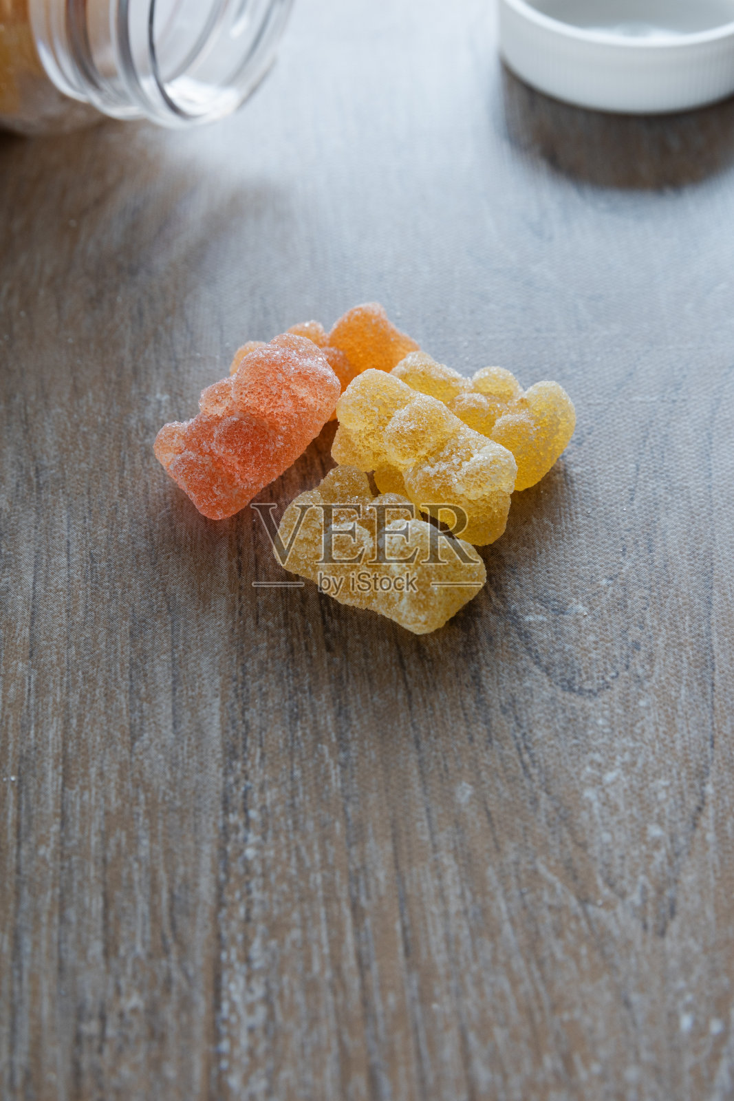 糖果小熊形状9种维生素的辅食照片摄影图片