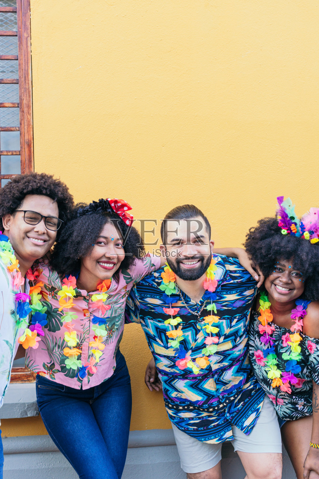 一群朋友在巴西的街头派对上玩得很开心。照片摄影图片