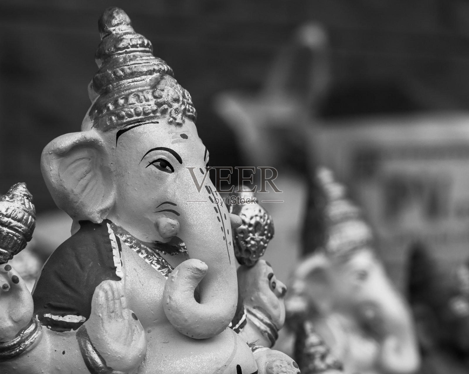 特写镜头的甘尼萨雕塑在一个模糊的背景照片摄影图片