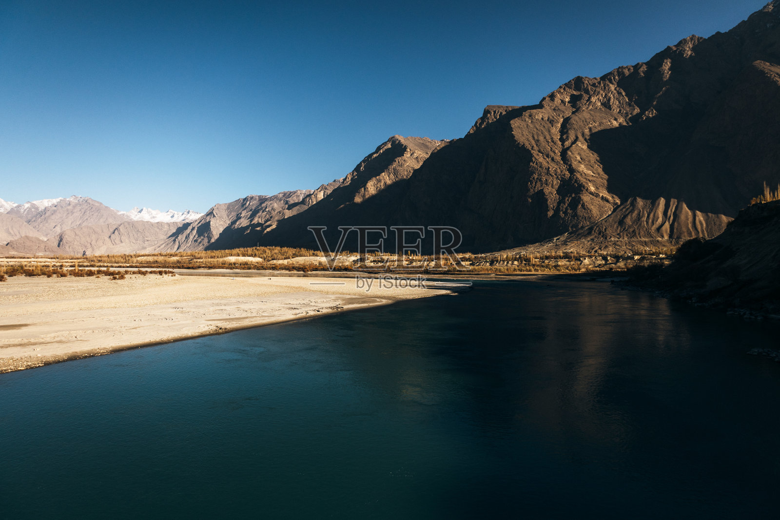日落时分，山谷中的印度河风光照片摄影图片
