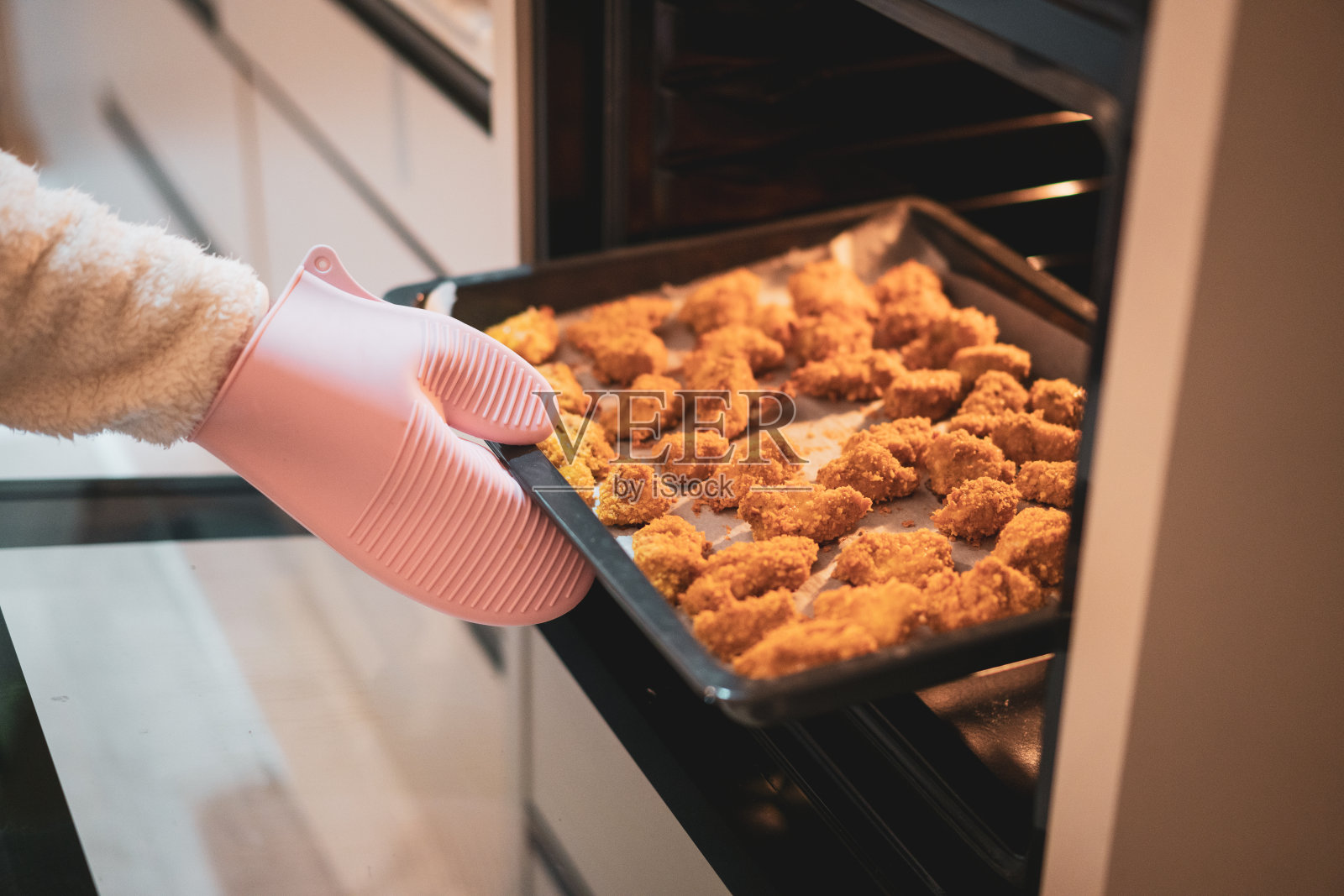 女人们在烤箱里手工烹饪鸡块照片摄影图片