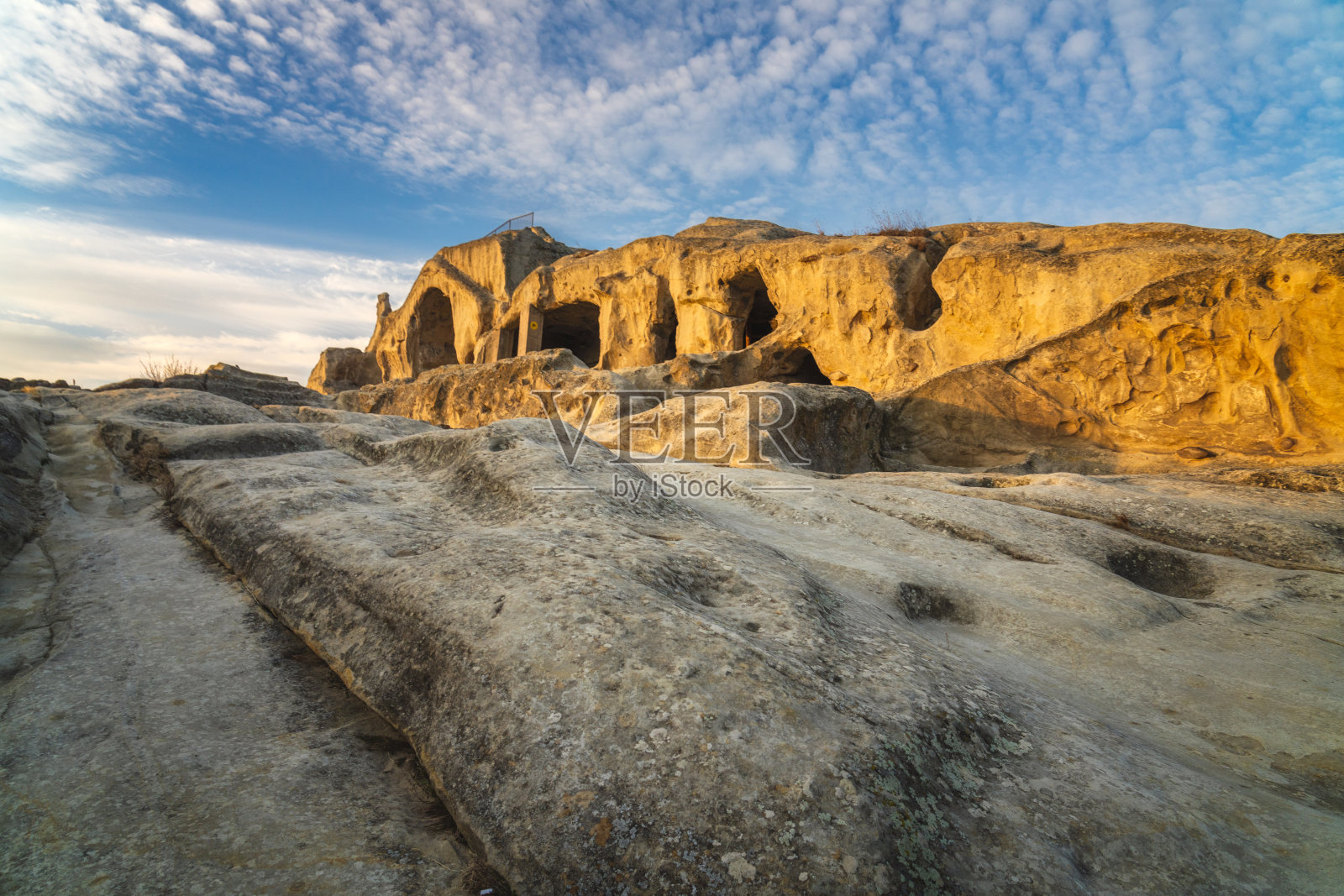 冬季日落时分的乌普里斯克洞群。哥里,格鲁吉亚照片摄影图片